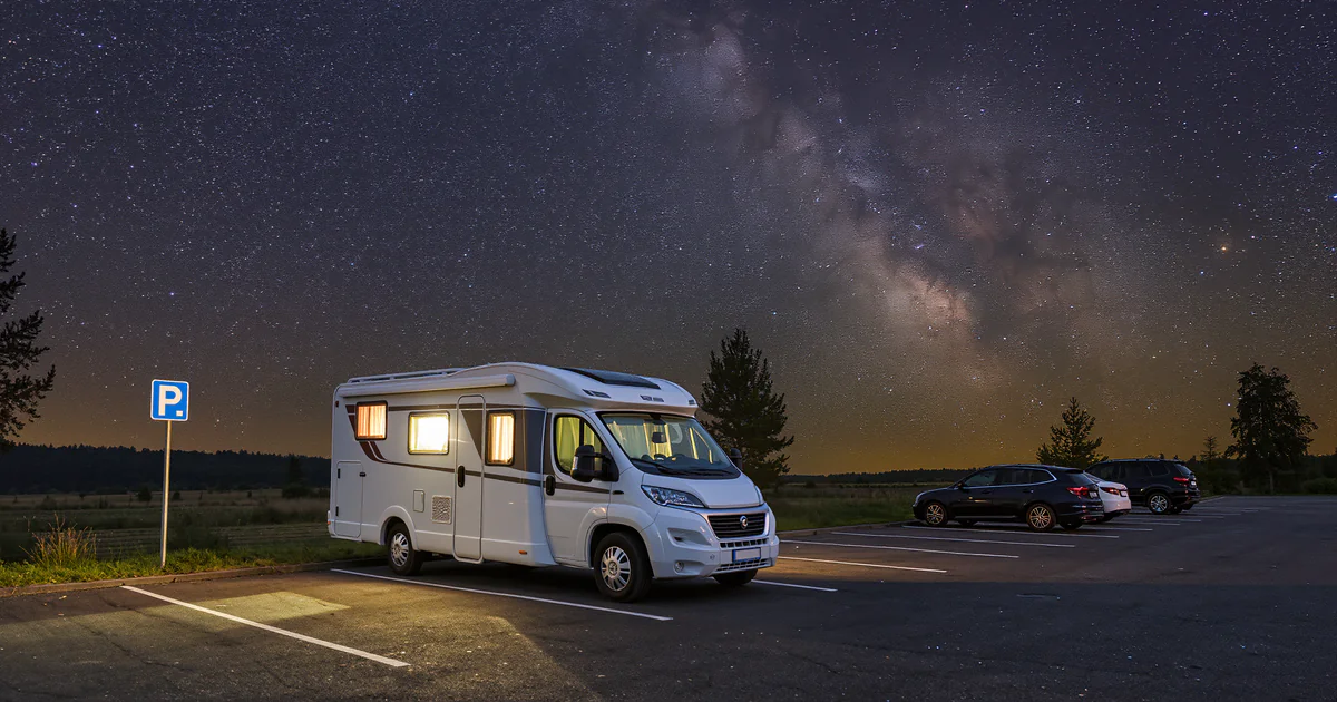 Peut-on dormir dans un camping-car sur un parking ?